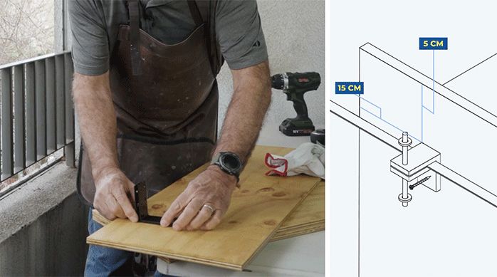 una persona presenta las escuadras en el trozo de madera que será el respaldo de la barra plegable.