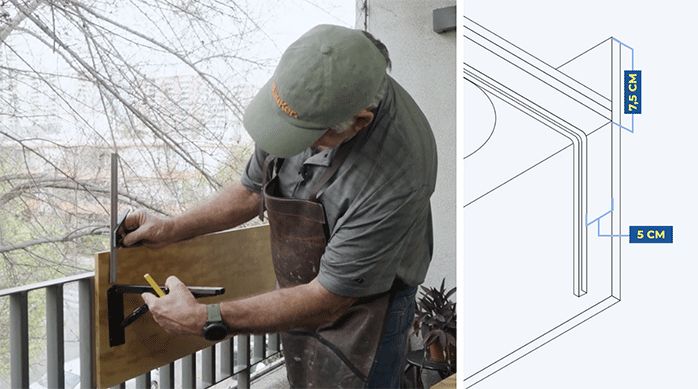 un hombre presenta los soportes rebatibles para la barra plegable.