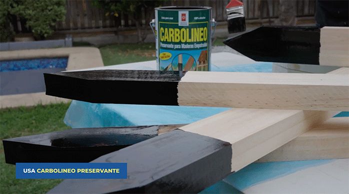 estacas hechas de pino seco cepillado recién pintadas con preservante carbolineo