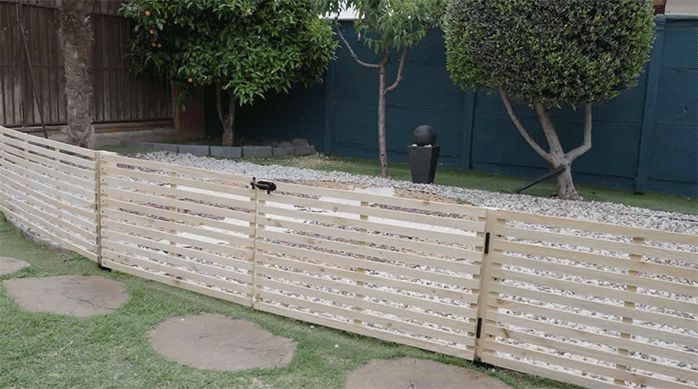 enrejado de madera en un jardín, recién armado.