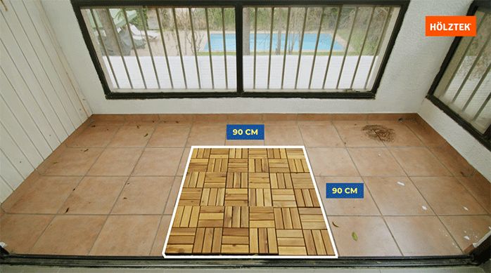 un balcón con piso de cerámica con deck de madera sobrepuesto en una parte de 90 x 90 cm.