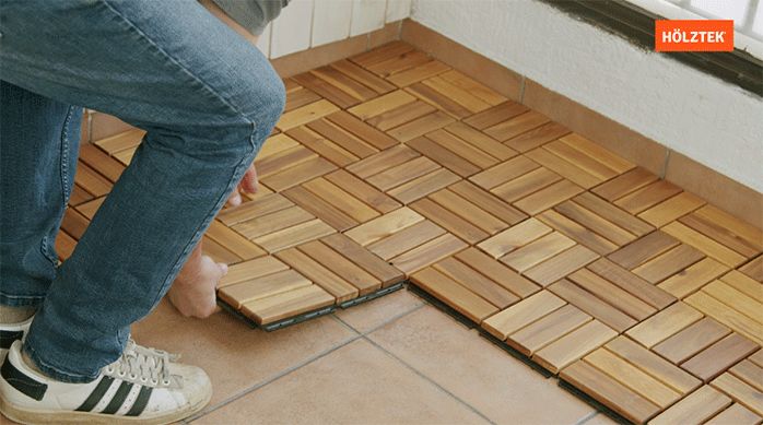 un hombre instala un deck de madera usando el sistema clic para enganchar sus palmetas.