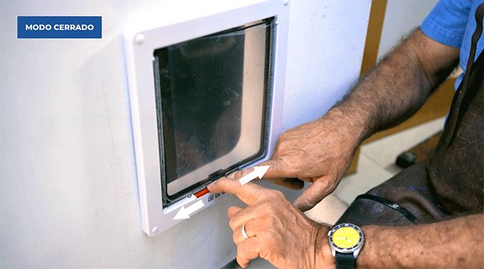 un hombre junto a una puerta para mascotas mostrando las diferentes formas de usarla.