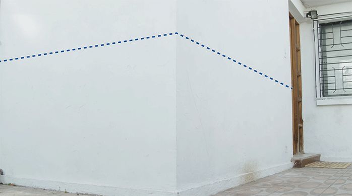 la fachada de una casa marcada a 90 cm desde el piso para renovarla.