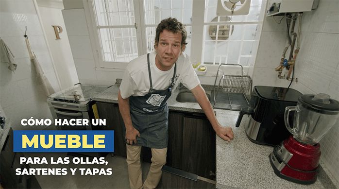 un hombre apoyado en el mesón de una cocina listo para enseñar cómo hacer un mueble para ollas, sartenes y tapas.
