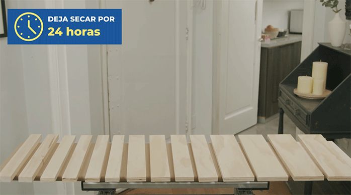 todos los trozos de madera para hacer el mueble corredero para ollas y sartenes secando, luego de haberles aplicado barniz poliuretano.