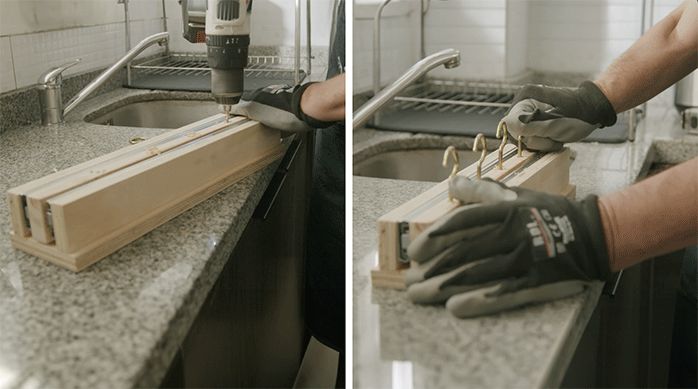 una persona con guantes de seguridad perfora y atornilla cuatro cáncamos de 3" en la estructura de las correderas.