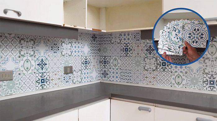 un muro de cocina recién remodelado con mosaicos adhesivos.