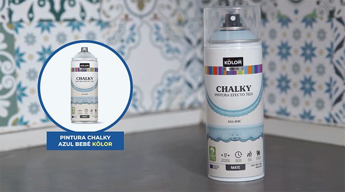pintura en spray chalky de la marca Kölor, de color azul bebé.