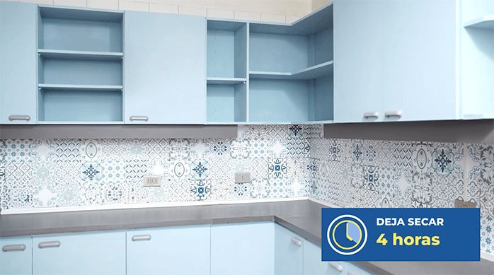 una cocina recién renovada con pintura en spray.
