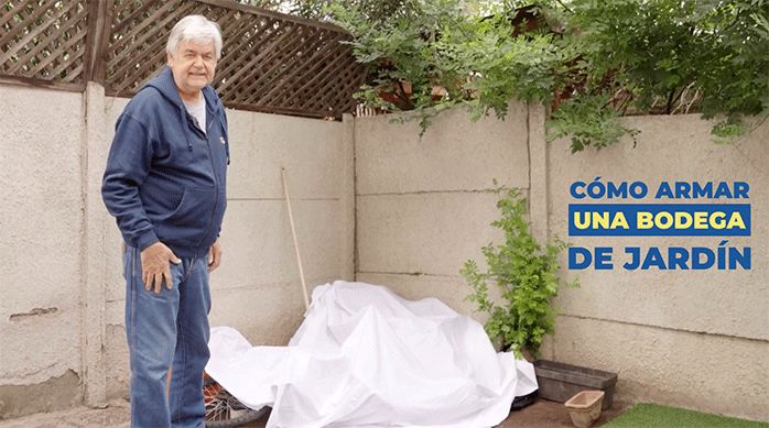 un hombre en un patio o jardín listo para enseñar cómo armar una bodega de jardín.