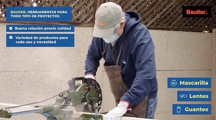 un hombre corta los trozos de madera con una sierra ingleteadora.
