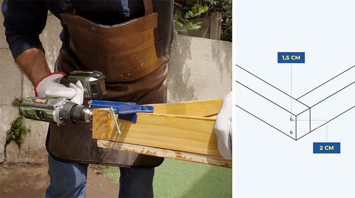 un hombre fija el marco de madera usando tornillos y un destonillador.