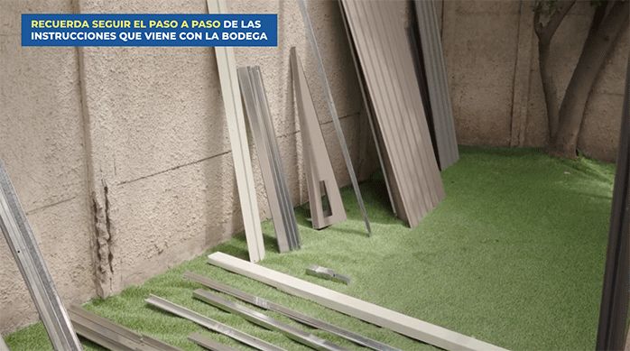 las partes de una bodega puestas de forma ordenada en el patio.