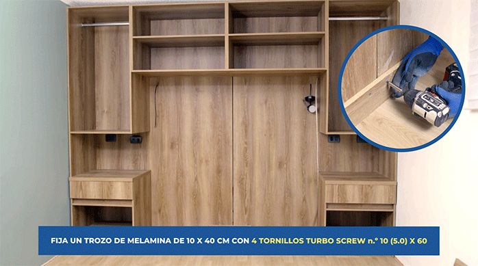 un clóset con veladores, percheros y cajones para la ropa. Una persona los une entre sí con un trozo de melamina en la parte inferior.