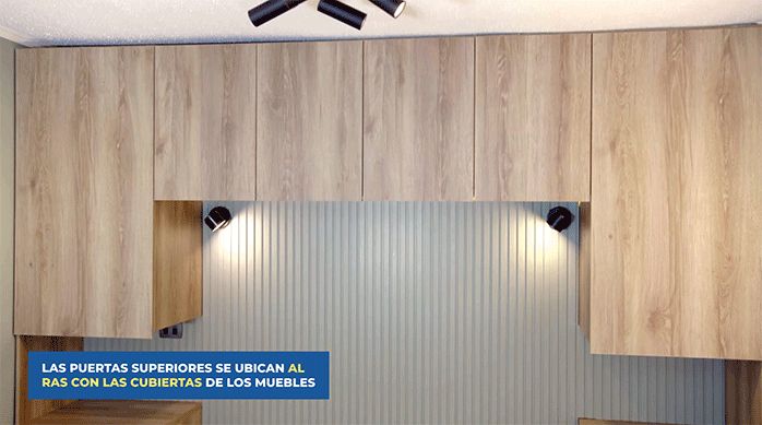 se ven las puertas recién instaladas de los percheros y cajones para la ropa del clóset de melamina.