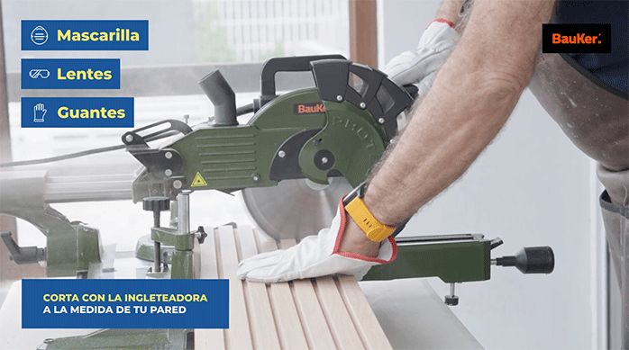 una persona corta una plancha de wall panel usando una sierra ingleteadora.