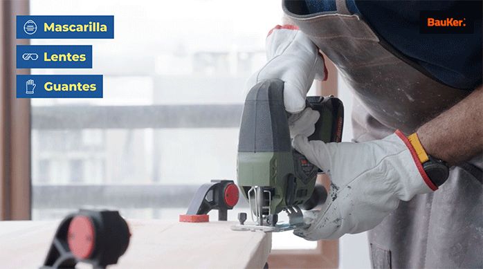 una persona usa una sierra caladora para cortar el calado en el trozo de madera.