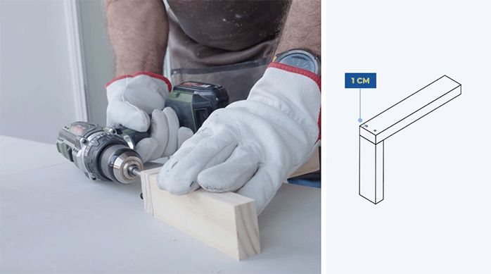 una persona fija la escuadra de madera con tornillos.