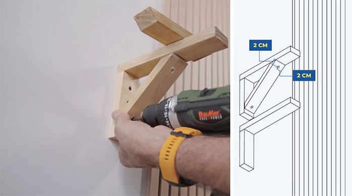 una persona fija una escuadra de madera usando tornillos y destornillador eléctrico.