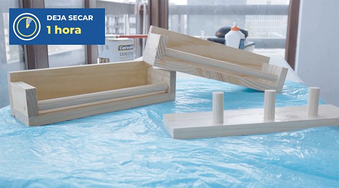 las dos repisas de madera y el perchero para el tocador.