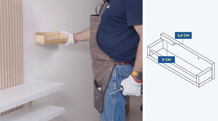 una persona presenta la repisa de madera en la pared, al lado del tocador.