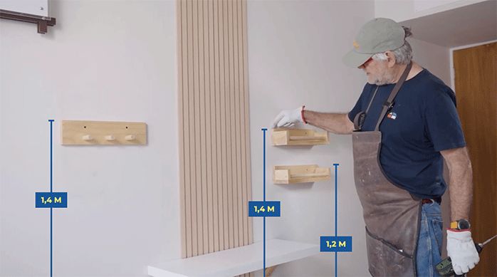 el tocador nuevo con dos repisas a su derecha y el perchero a su izquierda. Unas gráficas muestran las alturas a las que están instalados.