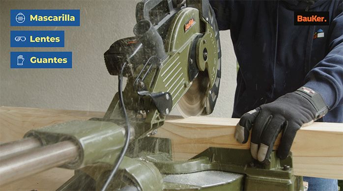 un hombre usa una sierra ingleteadora para cortar los trozos necesarios de madera para armar una mesa para juegos.