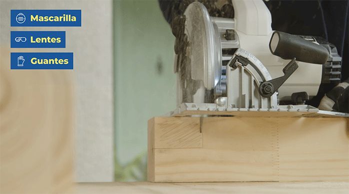 una persona corta un calado en un trozo de madera usando una sierra circular.