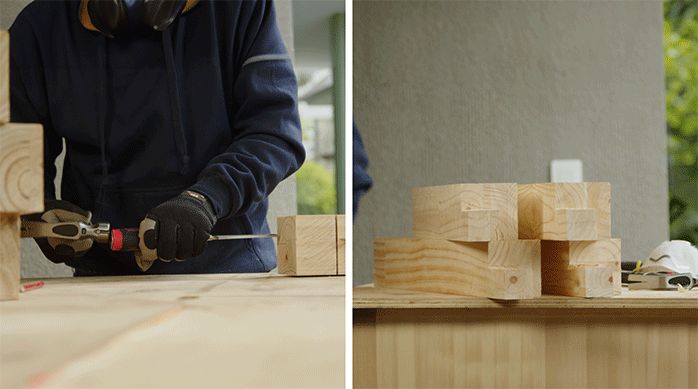 un hombre usa un formón para rebajar unos calados en trozos de madera