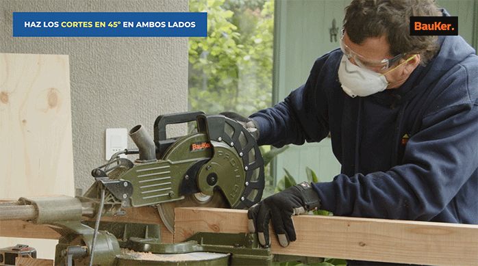 un hombre con elementos de seguridad corta un trozo de madera usando una sierra ingleteadora.