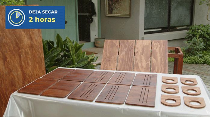 trozos de madera y accesorios recién pintados para la mesa para juegos.