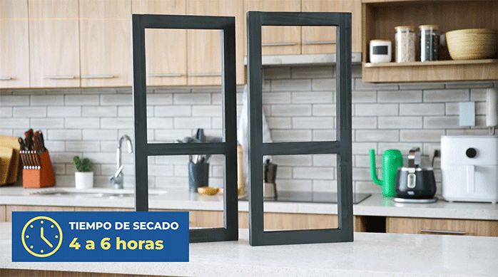 los dos soportes para la repisa colgante apoyados en el mesón de cocina.