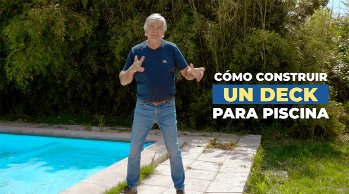 un hombre parado al lado de una piscina listo para enseñar cómo construir un deck de madera para piscina.