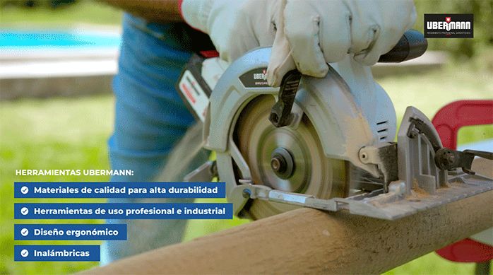 una persona corta un polín con una sierra circular.