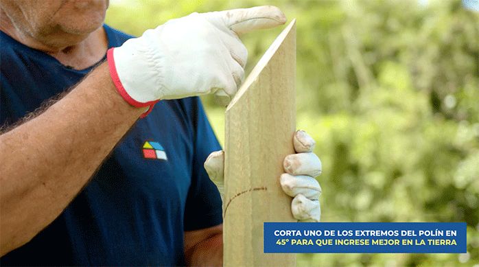una persona indica la punta del polín, que fue cortada a 45°.