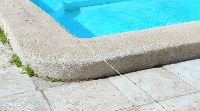 la esquina de una piscina con una lienza en su borde.