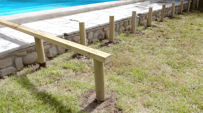 se ve el borde de la piscina con la primera hilera de polines recién hecha.