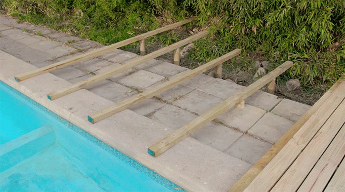 la parte más corta del deck de madera.