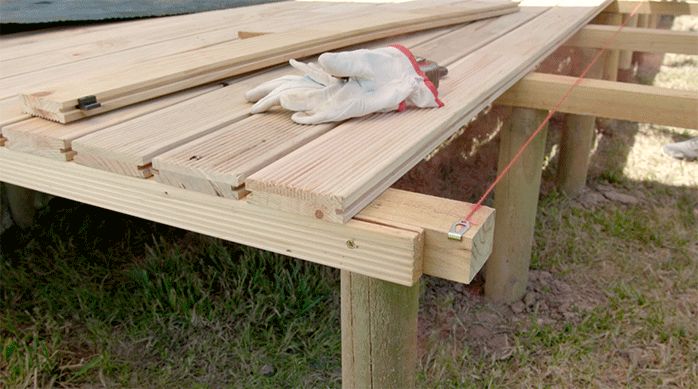 la esquina del deck de madera para piscina con una lienza.