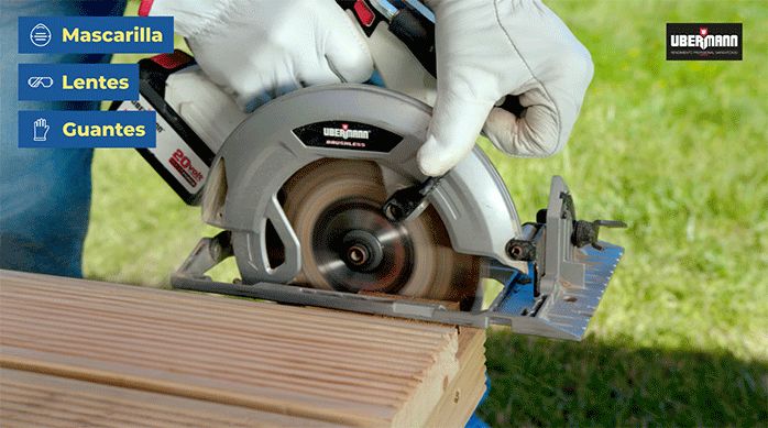 una persona corta el excedente de los bordes del deck de madera para piscina usando una sierra circular.