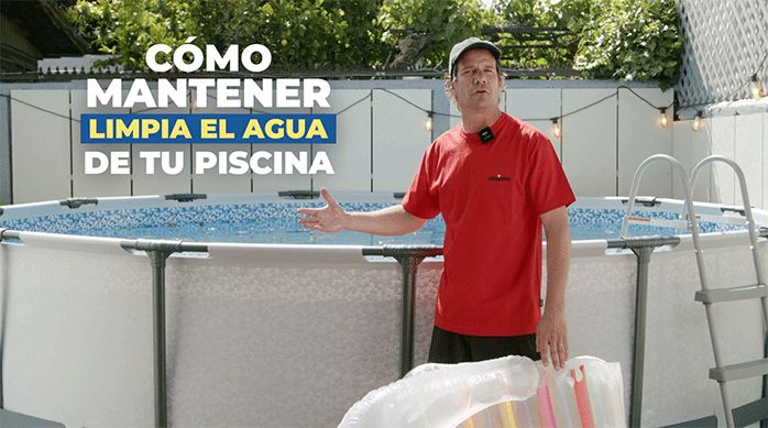 un hombre frente a una piscina estructural circular listo para enseñar a cómo mantener limpia el agua de una piscina.
