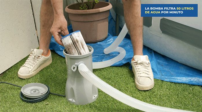 un hombre saca el filtro de una bomba para piscina.