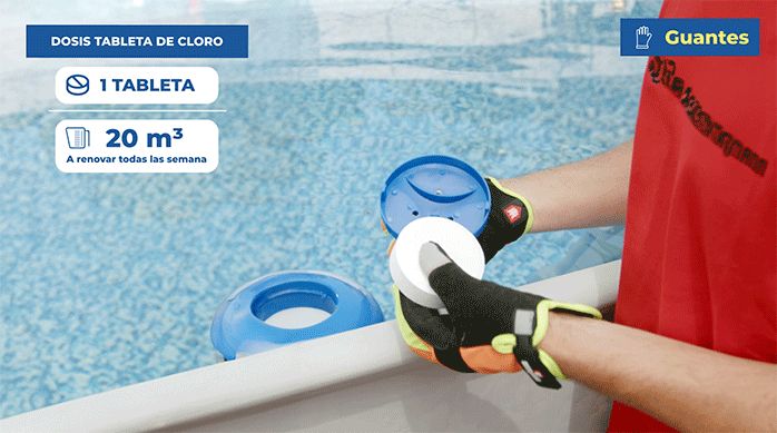 un hombre pone una tableta de cloro en un dosificador para piscina.