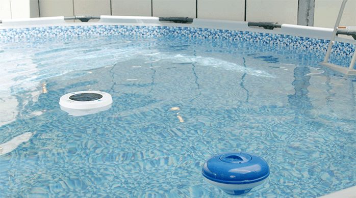 un dosificador para tabletas de cloro y un ionizador flotando en la piscina estructural.