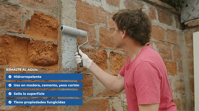 un hombre pinta el pilar de una pandereta usando pintura hidrorrepelente y un rodillo de fibra.