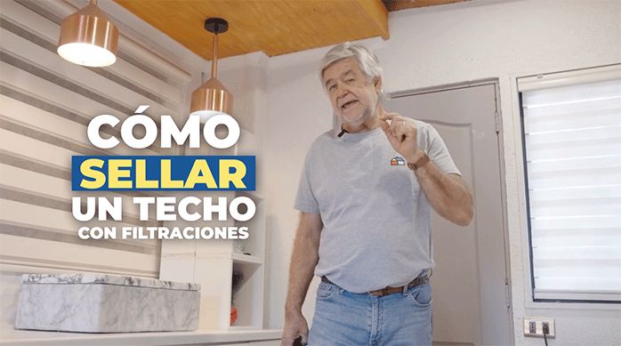 un hombre en una logia listo para enseñar cómo sellar un techo con filtraciones usando sellador para techos coolguard.