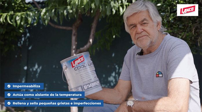 un hombre sosteniendo un tarro de sellador para techos coolguard de la marca lanco.