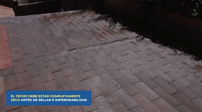 un techo de tejas asfálticas recién lavado con una hidrolavadora.