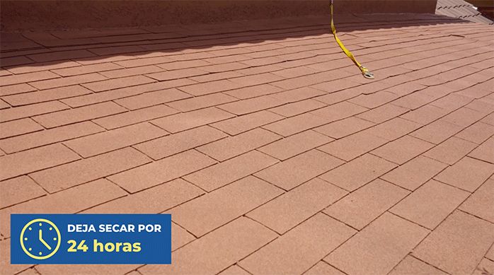 un techo de tejas asfálticas recién pintado con sellador para techos coolguard.